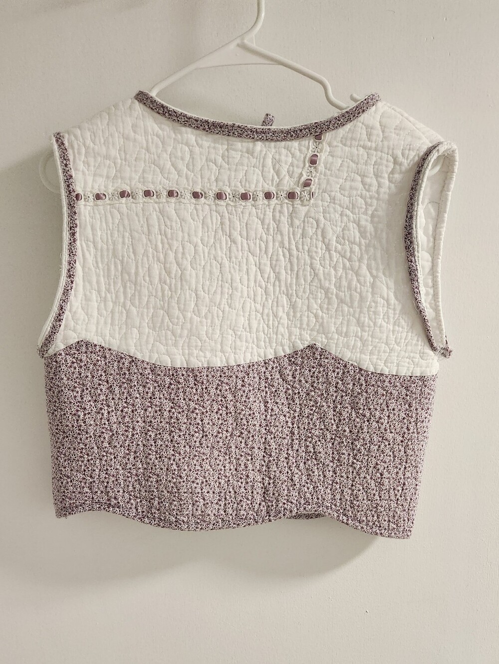 Women’s Sleeveless Quilted Crop Top in Lavender White, Size S